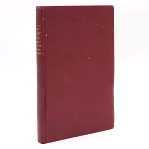 Puede incluir: Un libro de tapa dura color burdeos con el título "Publicity and Diplomacy" y el nombre del autor "Stuart E.  Grout" impreso en el lomo.