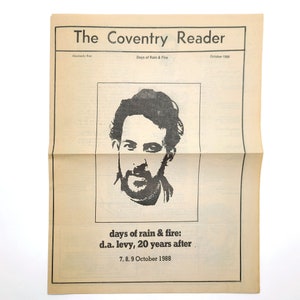 Pode incluir: Imagem em preto e branco de um rosto de homem num jornal com o título "The Coventry Reader" e o texto "days of rain & fire: d.a. levy, 20 years after. 7, 8, 9 October 1988."