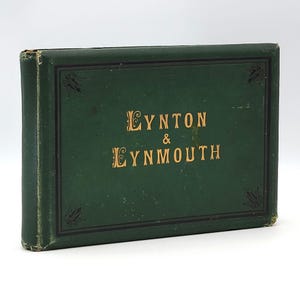 Puede incluir: Un libro verde con letras doradas que dice "Lynton & Lynmouth".