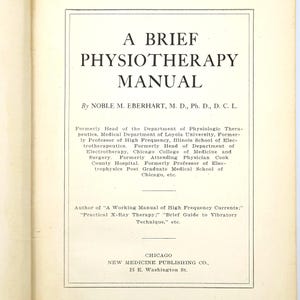 Puede incluir: Una página de libro antiguo con el título "A Brief Physiotherapy Manual" en negrita y en negro. El nombre del autor y los detalles del editor también son visibles. La página tiene un fondo color crema.
