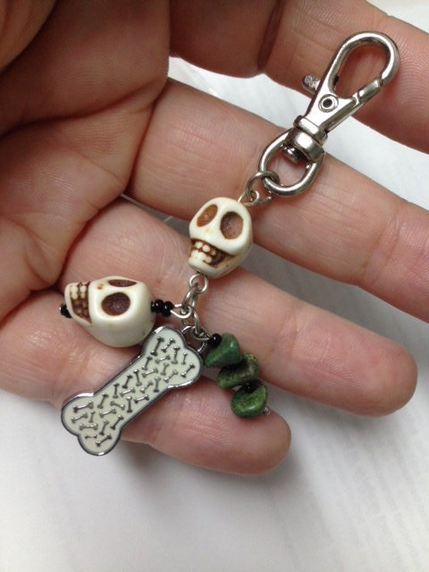 SKULL SCHLÜSSELANHÄNGER, weiße Howlith Schädel und grüne Türkissteine, Hundeknochen Charme, Geschenk für Junge, Teenager, Reißverschluss, Reißverschluss Charme