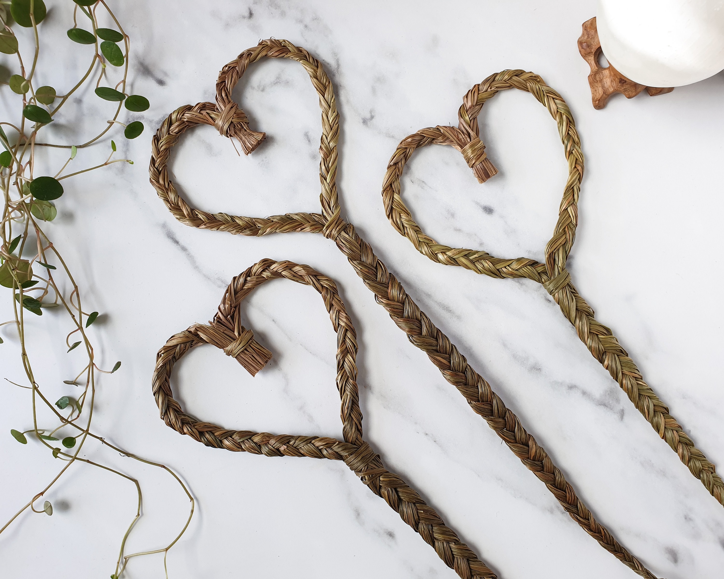 Hand-Braided Sweetgrass Heart Braid Foin d'odeur Vanilla Grass Manna Positive Energies Herbal Medeci