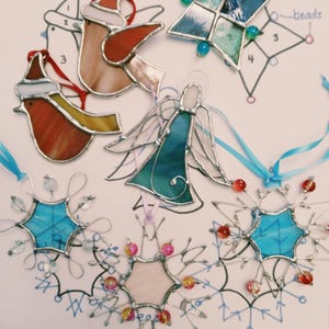 Adornos para árbol de Navidad con patrón de vidrieras