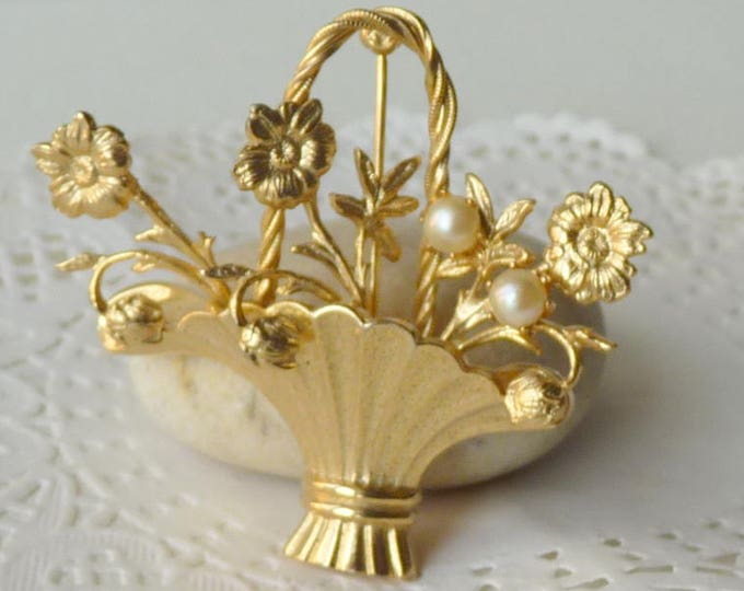 Gold Tone Brooch Vintage Floral Pin Retro Pearl Bunch Of Flower Costume Gold Tone Brooch Vintage Floral Pin Retro Pearl Bunch Of Flower Costume