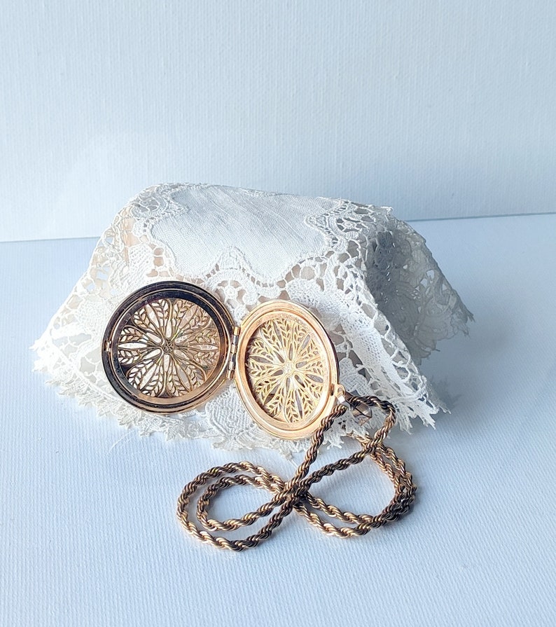Cloth Locket Round Gold Tone Locket Necklace Vintage 18