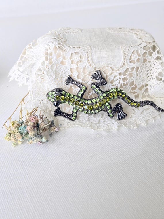 Vintage Green Rhinestone Gecko Pin, Rhinestone Lizard Brooch Gun Metal Jewelry Costume Gecko Lizard Jewelry, Collectible Jewelry Reptile