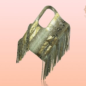 Peut inclure: Un sac à main en peau de serpent de couleur or et marron avec une bordure en franges. Le sac a une poignée supérieure et une forme rectangulaire.