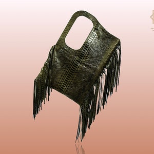 Peut inclure: Un sac à main en cuir de serpent vert avec des détails en franges. Le sac a une poignée supérieure et une longue bandoulière.