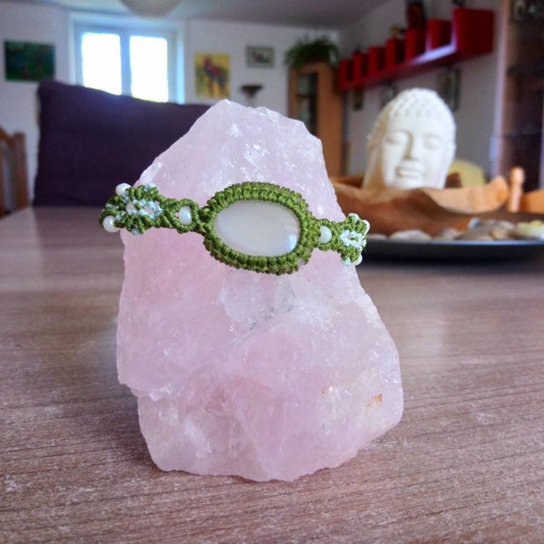 Bracelet en macramé vert avec pierre semi précieuse agate blanche .