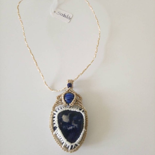 Collier en macramé beige avec pierre semi précieuse sodalite.