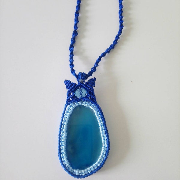 Médaillon macramé bleu avec pierre agate.