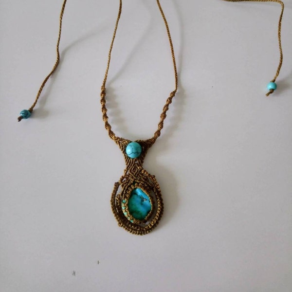 Turquoise en collier macramé.