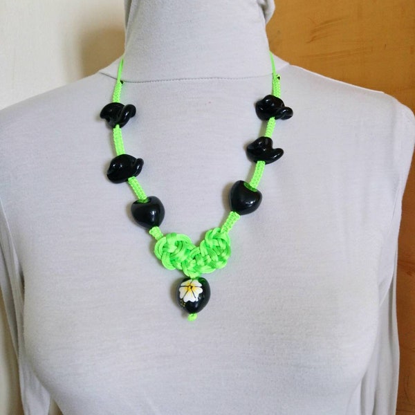 Collier macramé vert et noir motif trèfle.