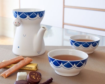 Divertido juego de té en porcelana para dos personas, con dos tazas.