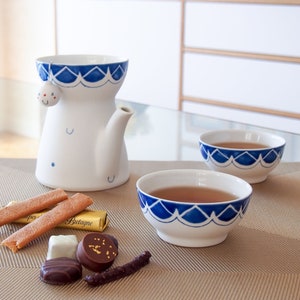 Drôle service à thé en porcelaine pour deux personnes, avec deux tasses.