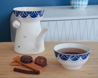 Divertida tetera individual en porcelana, juego de té para uno, con una taza