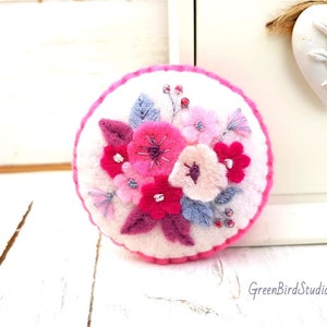 Felt Brooch, Floral Pin Brooch, Hand Embroidered Brooch, Mother&#39;s Day Gift, Felt Flower Brooch, Flower Felt Pin, Floral Badge, Flower Brooch