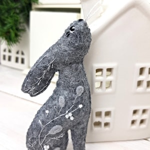 月を眺めるウサギのフェルト吊り下げ装飾、冬のウサギの飾り、クリスマスツリーの飾り、手刺繍の民芸ウールフェルトのお祝いギフト