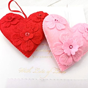 Roze rood vilt hart, Valentijnsdag liefde bloemen hart, geborduurd ornament, trouwbedankjes, Moederdagcadeau, lente vilt hangende decoratie
