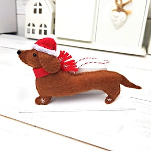 Teckel vilt hangende decoratie, vilten kerstornament, worsthondvilt, kerstboomdecor, feestelijk huisdecor, worsthond cadeau