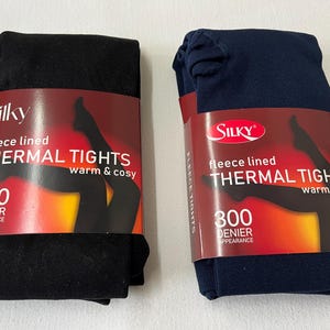 Puede incluir: Dos pares de mallas térmicas con forro polar, en negro y azul marino. Cada paquete presenta el logotipo "Silky" y el texto "THERMAL TIGHTS warm & cosy" y "300 DENIER APPEARANCE".
