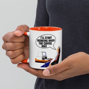 Jag börjar jobba när kaffet tar slut - Mugg med färg inuti