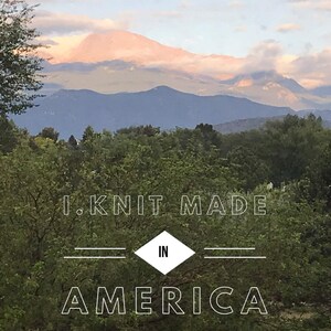 以下が含まれることがあります： 曇り空の山の景色。画像に「I.KNIT MADE IN AMERICA」というテキストが重ねられています。