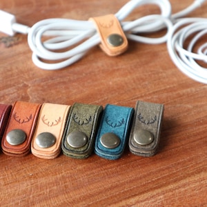 leather earphone case,leather earphone holder, cable holder,  leather cord holder, leather earphone organizer, earbud wrap