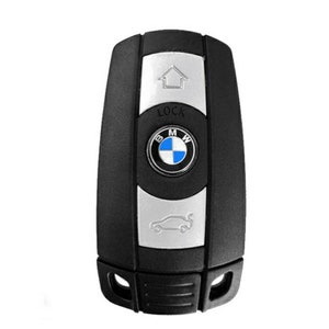Puede incluir: Llavero de coche negro con un bot&oacute;n plateado y un logotipo de BMW. El bot&oacute;n dice "LOCK".
