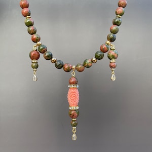 Olivgrüner Jaspis & Resin Koralle Halskette: New York Style