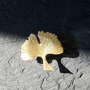 Customizable Ginkgo Biloba Leaf Brooch, Ginkgo Biloba Jewelry, Wedding Gift, Groom Label Pin, Groomsmen Gift, Bridal Shower Gift