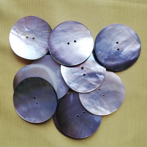 5 x Round mother of pearl button. Approx 4cm at widest point. 5 buttons.