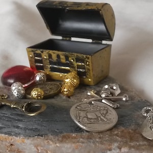 Coffre au trésor de pirate miniature rempli d'un trésor secret. Cadeau de fête, garniture pour bas de Noël