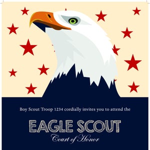 Może przedstawiać: Zaproszenie na uroczystość nadania stopnia Eagle Scout Jamesowi Smithowi. Zaproszenie przedstawia orła bielika w czerwono-biało-niebieskich barwach na tle czerwonych gwiazd. Treść zaproszenia brzmi: "Boy Scout Troop 1234 serdecznie zaprasza na uroczystość nadania stopnia Eagle Scout Jamesowi Smithowi. 1 marca 2018 o 13:00 1234 Main Street Town, USA Przyjęcie po uroczystości."