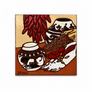 Può includere: Una piastrella quadrata in ceramica raffigurante una natura morta dipinta con due vasi in terracotta a motivi bianchi e neri, un grappolo di peperoncini rossi, una pannocchia gialla e un panno bianco. La firma L. Kubno è visibile in basso a sinistra.