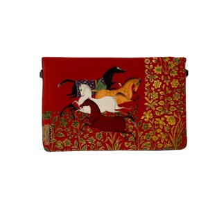 Bolso de mano Rakhsh con otros caballos color burdeos y rojo elaborado con terciopelo suave y cuero / correa de cadena / Plegado sobre Rostam persa de Oriente Medio