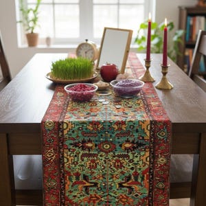 Può includere: Un tavolo da pranzo apparecchiato per un'occasione speciale, con un runner fantasia colorato. Il tavolo è adornato con un orologio, uno specchio, candele rosse e ciotole di cibo. Sono presenti anche un piatto di germogli verdi e una mela rossa.