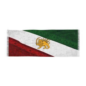 Puede incluir: Alfombra rectangular con un diseño que se asemeja a la bandera iraní. La alfombra presenta una combinación de colores rojo, blanco y verde con un emblema de león y sol. La alfombra tiene un borde con flecos.