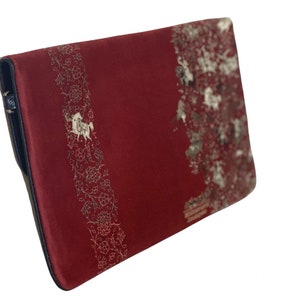 Bolso de mano Travelling Knight Persian Burgundy, confeccionado con terciopelo suave y cuero, correa de cadena y plegado en persa de Oriente Medio.