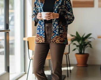 Chaqueta azul y marrón con estampado Eslimi inspirado en azulejos persas, confeccionada en crepé, forrada, talla única (S-L), fabricada en Los Ángeles, EE. UU.