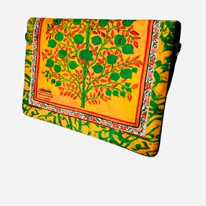 Bolsa clutch amarela The Rehearsal Of Love confeccionada em veludo macio e alça de couro/corrente | dobre a romã persa do Oriente Médio