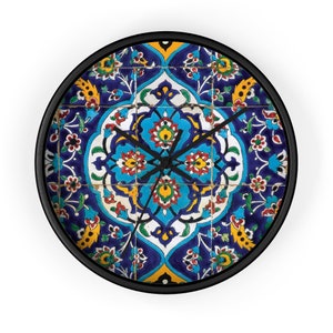 Puede incluir: Un reloj redondo con marco negro y un diseño de azulejos coloridos. Los azulejos son azules, amarillos, verdes, rojos y blancos y presentan intrincados patrones florales.
