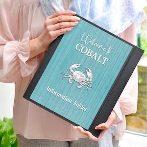 Może przedstawiać: Niebiesko-zielony i czarny folder informacyjny z białą ilustracją kraba i tekstem "Witamy w COBALT" i "Folder informacyjny".