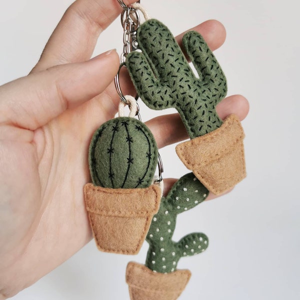 Porte-clés cactus pots brodés en tissu feutrine vert olive et camel (fait main)