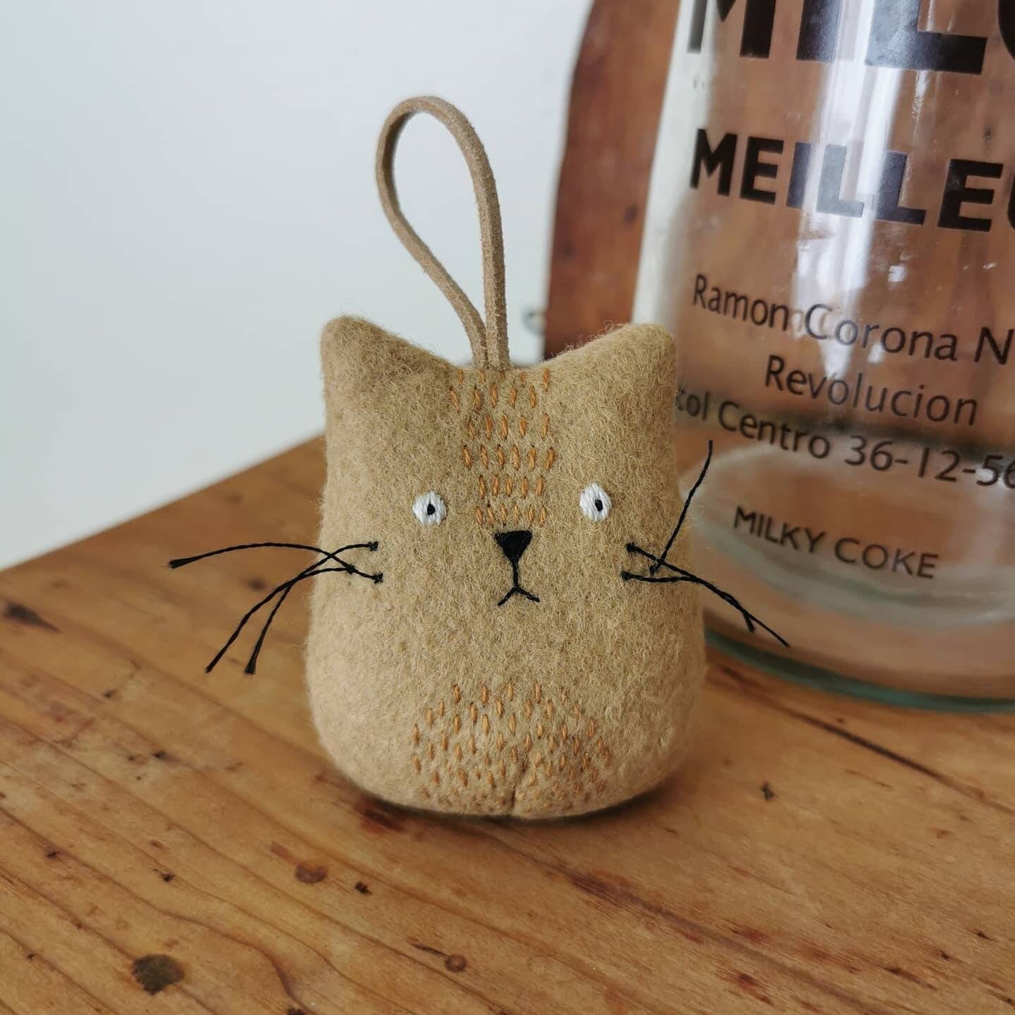 Chat | Ornement, Suspension, Porte-Clé Chat Beige en Feutrine avec Broderies | Fait-Main