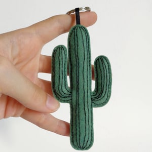 Llavero grande de cactus en bordado de fieltro verde abeto // accesorio de bolso //