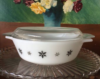 Pyrex Black Snowflake 2 Pint Casserole Dish With Lid