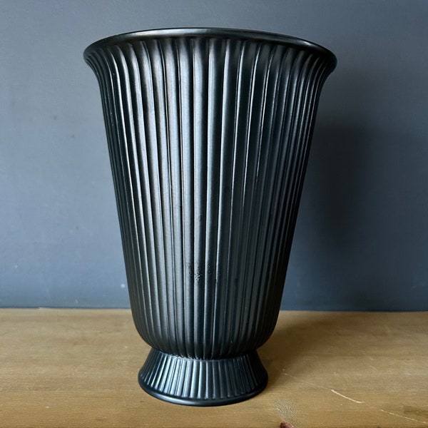 Wedgwood Ravenstone large mantle vase