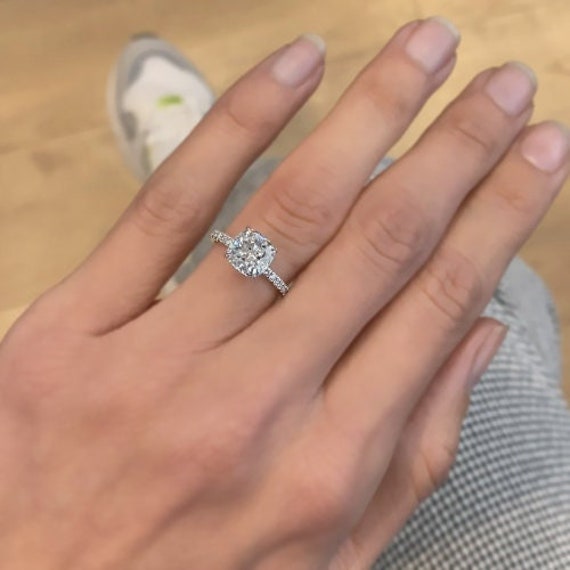 Anello di fidanzamento con alone nascosto con diamante coltivato