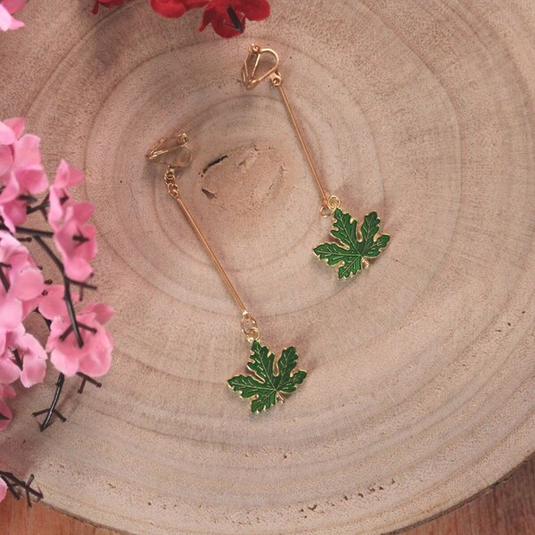 Boucles d'oreilles clips (pour oreilles non-percées) feuille de chêne, bijou printemps, email, nature, fleurs, plante, vert